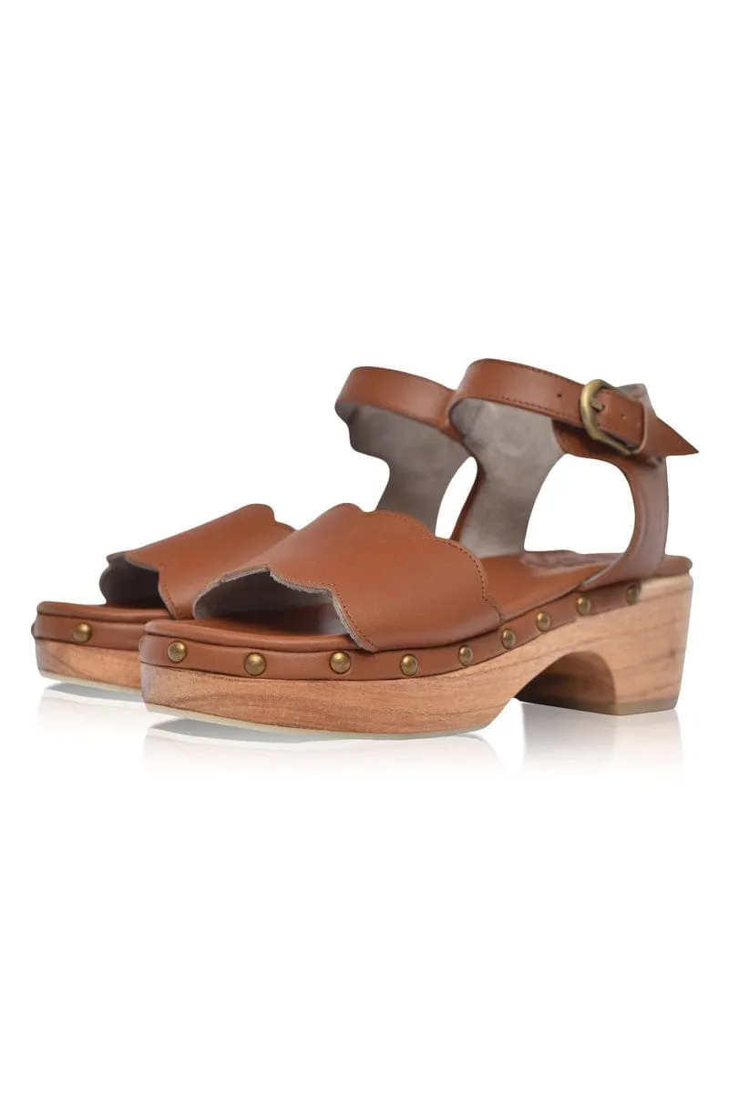 Santa Monica Clog Sandals in Vintage Camel