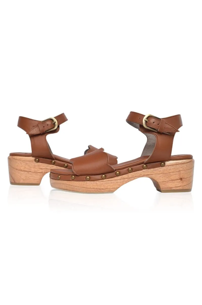 Santa Monica Clog Sandals in Vintage Camel