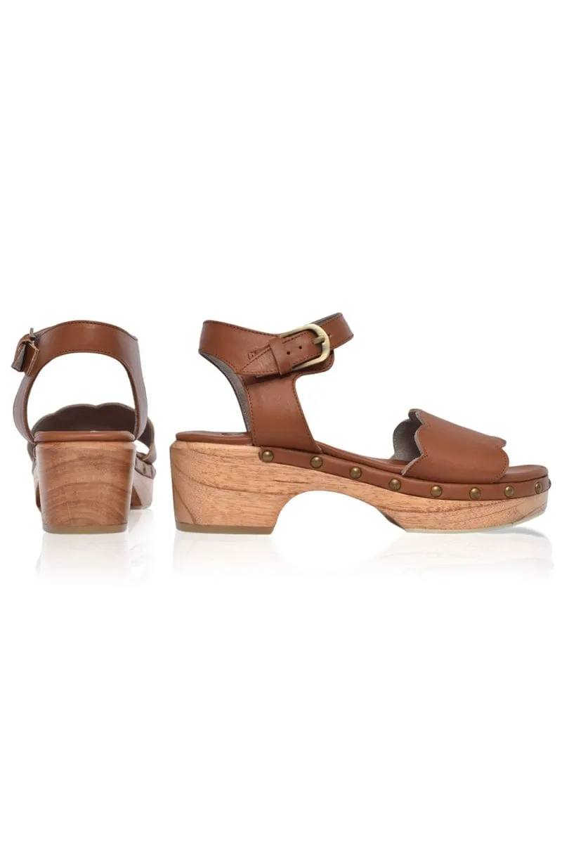 Santa Monica Clog Sandals in Vintage Camel